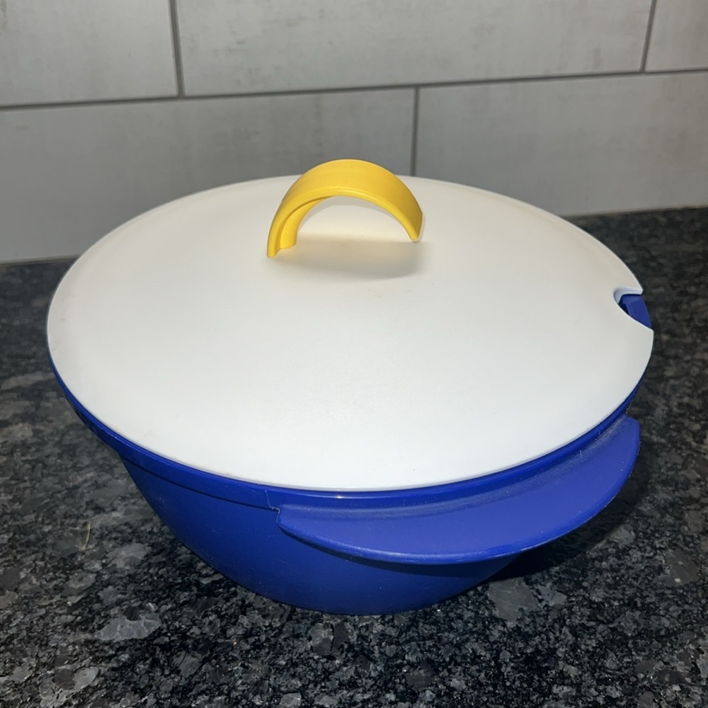 Microwave Soup Taurine by Tupperware. Insulated. Blue and white. Keep so…
